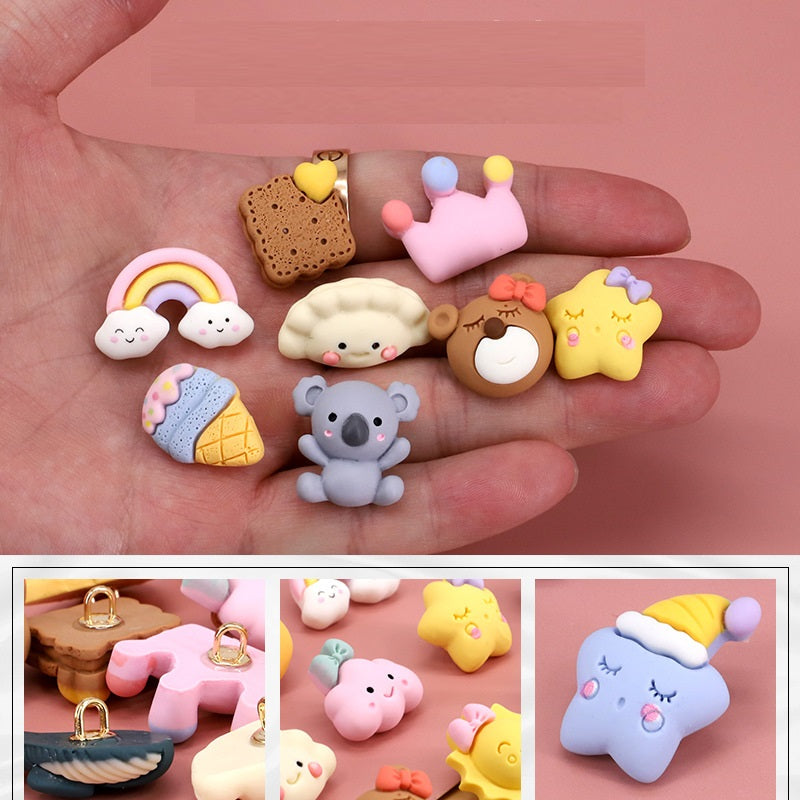 Botones de resina con motivos animales en la mano: corona, arcoíris, flor, koala y ratón