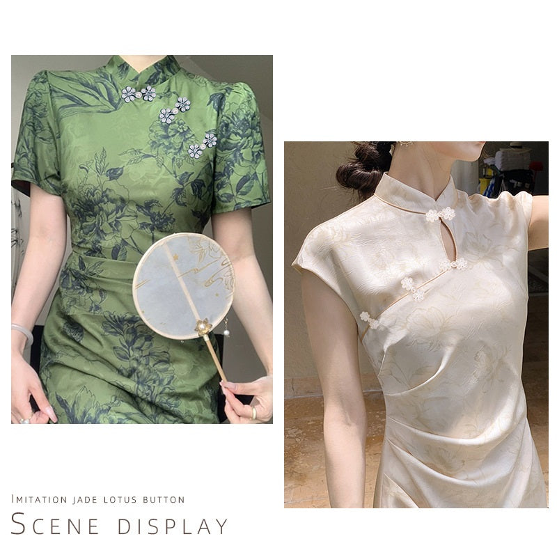 衣服用六瓣珍珠编织纽扣装饰，见纽扣在领口与前襟位置