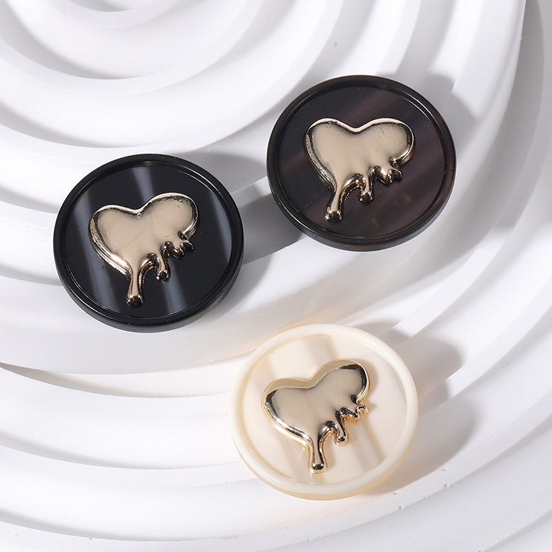 Heart buttons: black and beige round resin, silver-toned design, 18–25mm