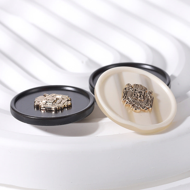 Beige und schwarze runde Kronen-Resin-Knöpfe mit Metall-Details, 18–25 mm
