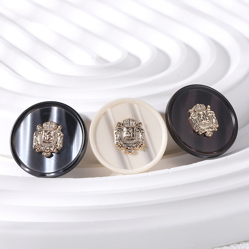Schwarze und beigerunde Kronen-Resin-Knöpfe mit Metall-Emblem, 18–25 mm