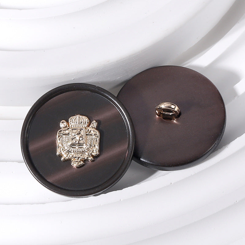 Deep Coffee runder Resin-Knopf mit silbernem Kronen-Emblem, 18–25 mm