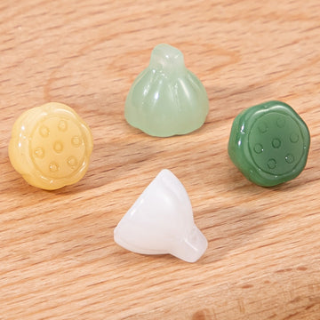 Dekorative Glas-Lotusknöpfe im Set: gelb, mint, grün und weiß mit Punktmuster