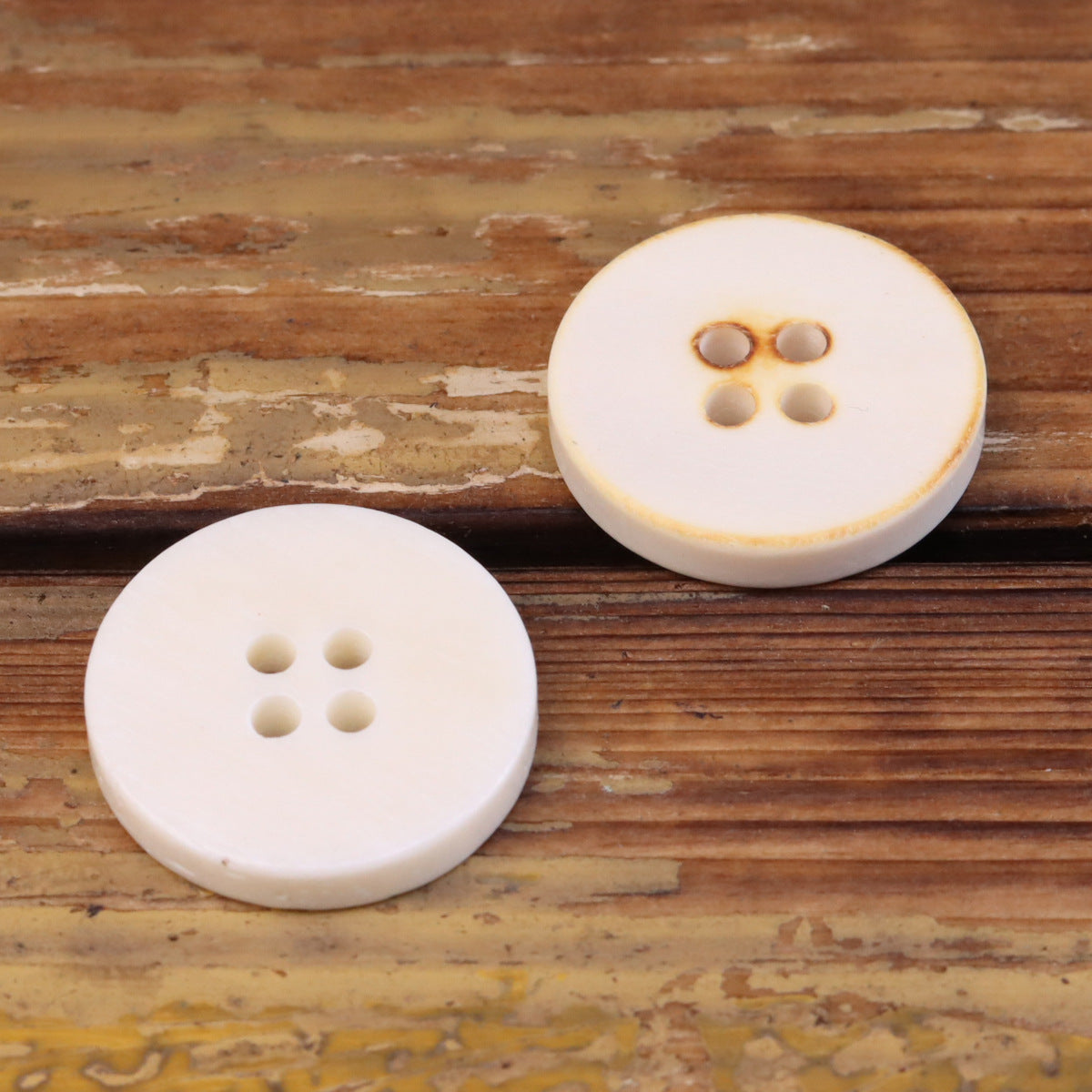 Weiße 4-Loch Bone-Buttons, flach, rund, zwei Knöpfe im Detail