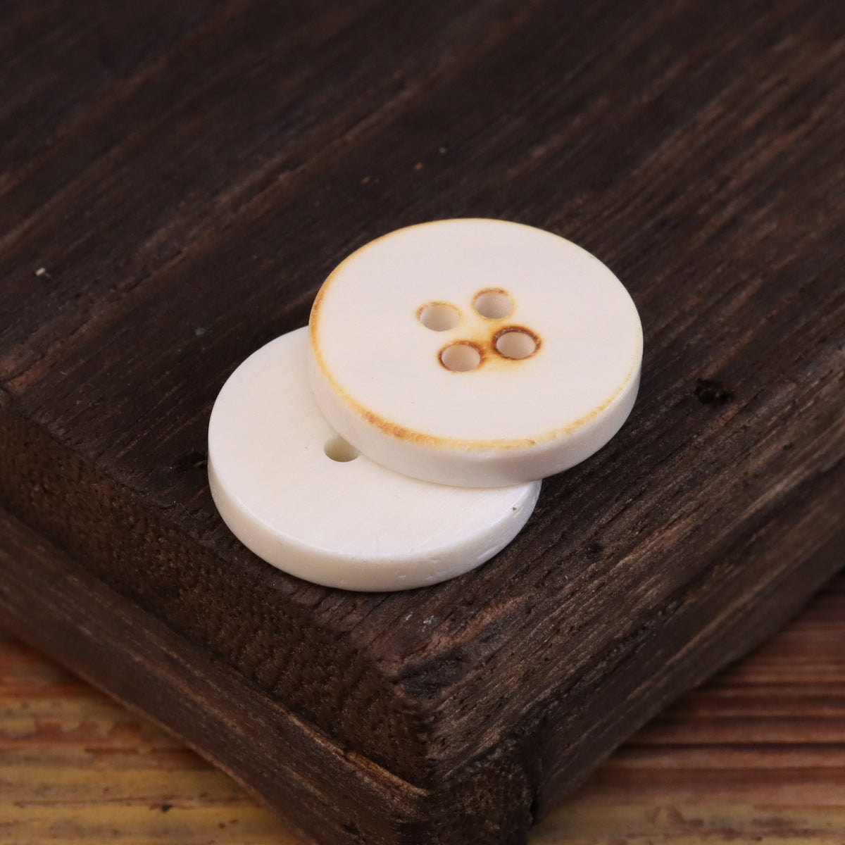 Gebrannt-weiße 4-Loch Bone-Buttons, flach, rund, mit warmem Rand