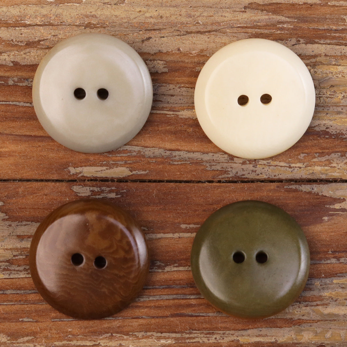 Palm nut shell buttons set: beige and olive green with 2 holes each