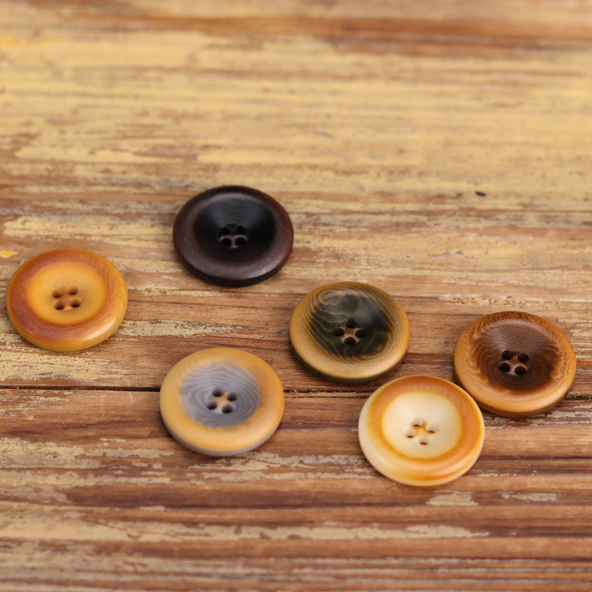 Assorted nut shell buttons in warm browns and gold, 4-hole design, round 15–25mm