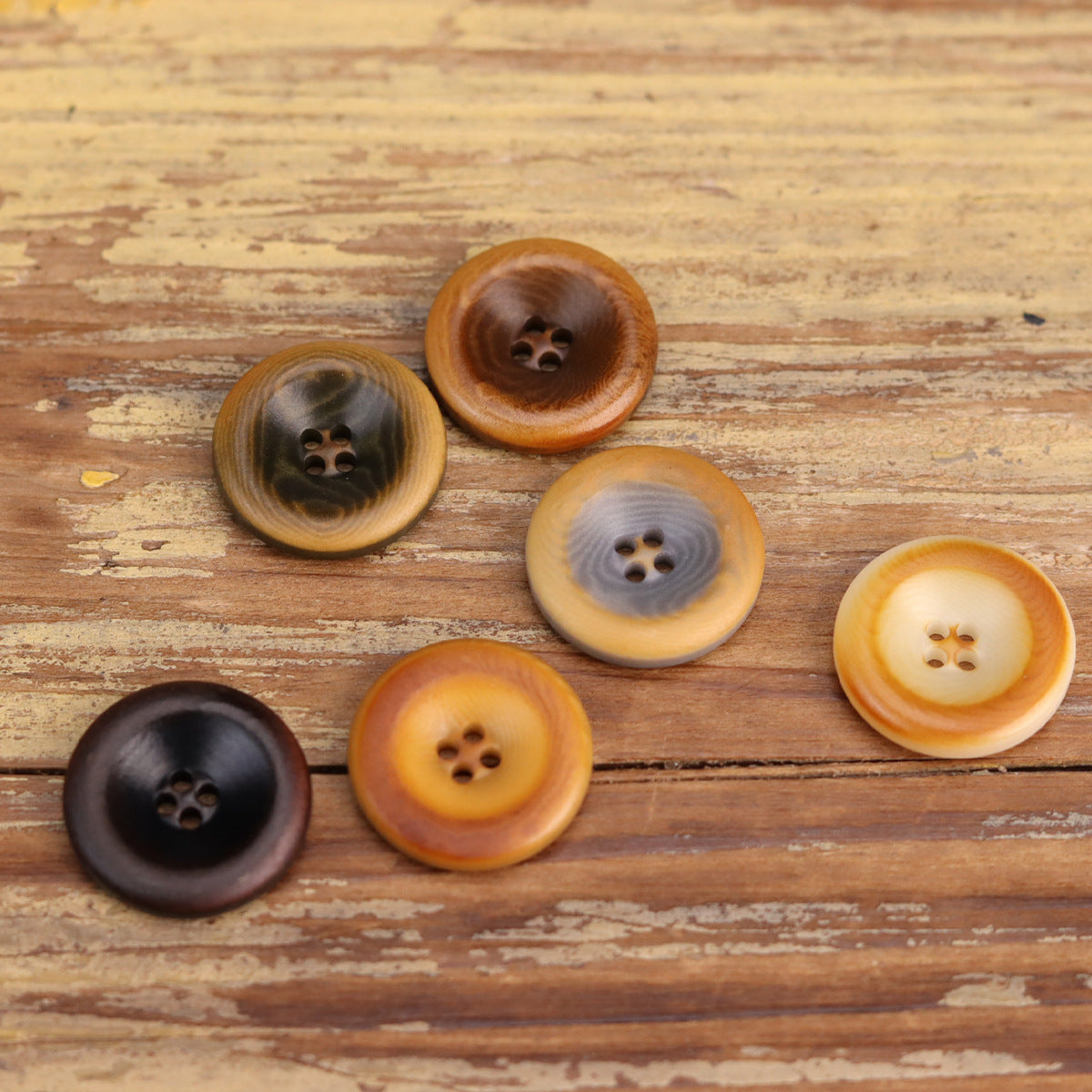Mixed dark and light nut shell buttons with 4-hole center, 15–25mm, round