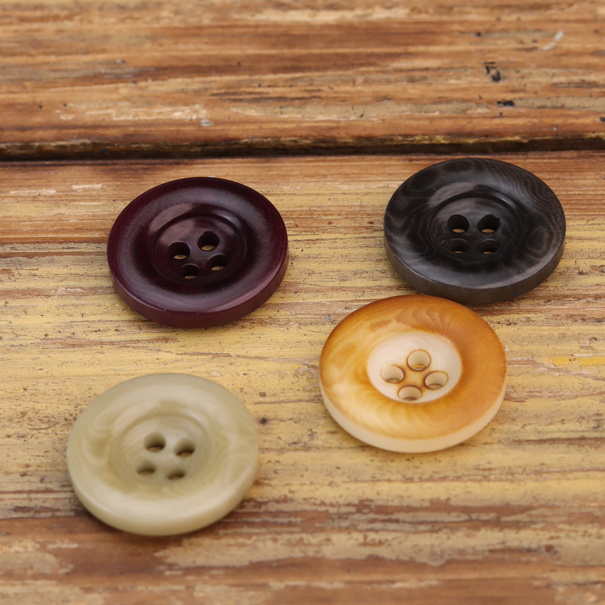 Four-hole thickened nut buttons in burgundy, black, cream, amber tones