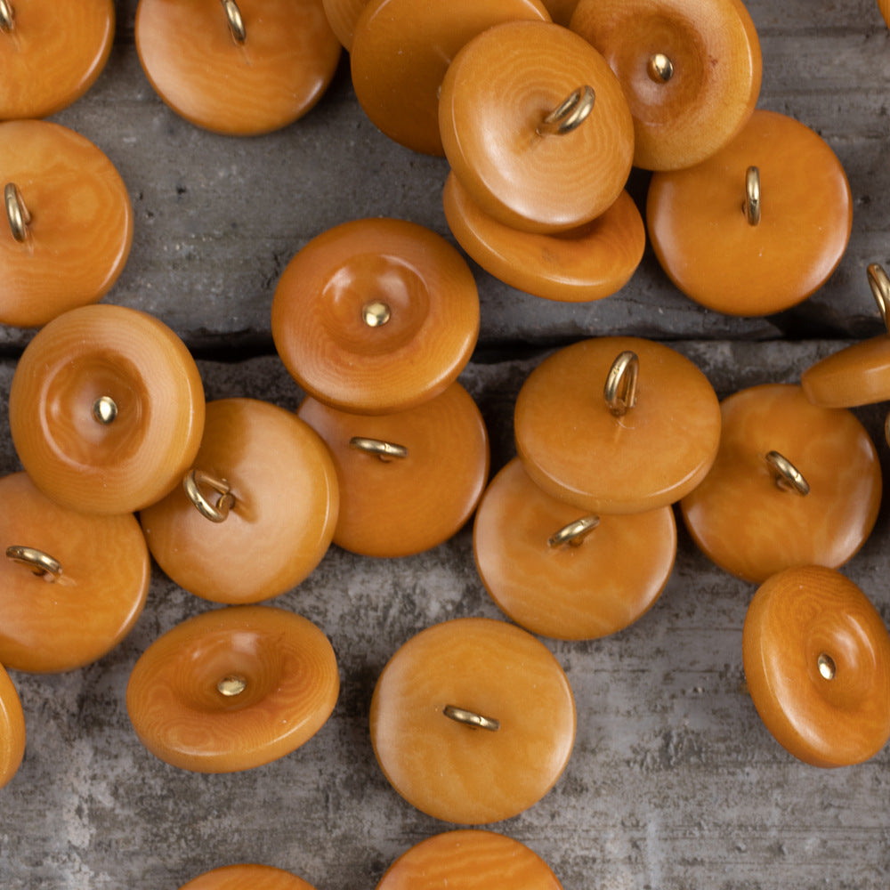 Fruchtknöpfe in Orange-/Karamellbraun, goldfarbene Ösen, flach runde Form