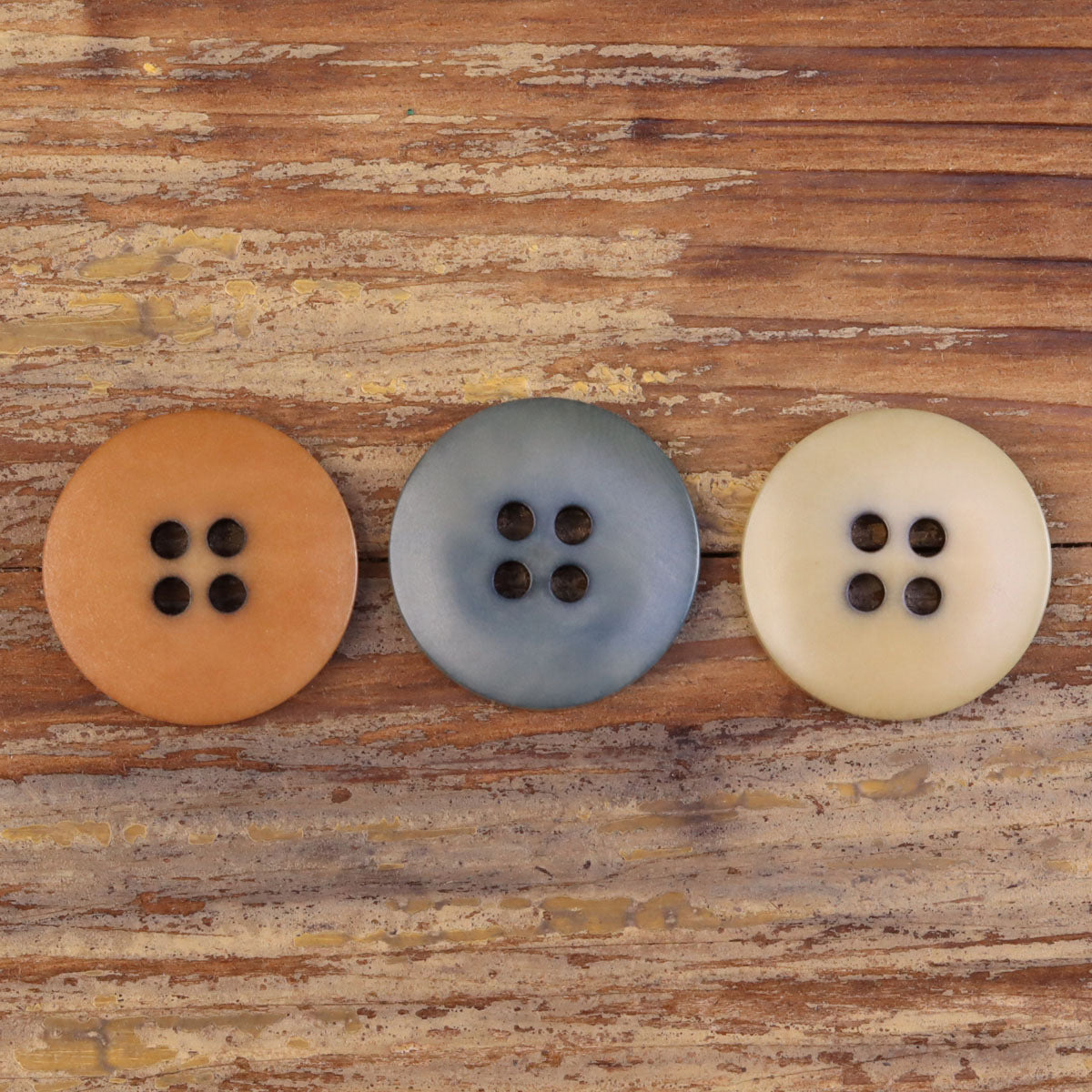 Runde Vierloch-Knöpfe aus Palmenfruchtschale: orange, grau und naturbeige Zweiton