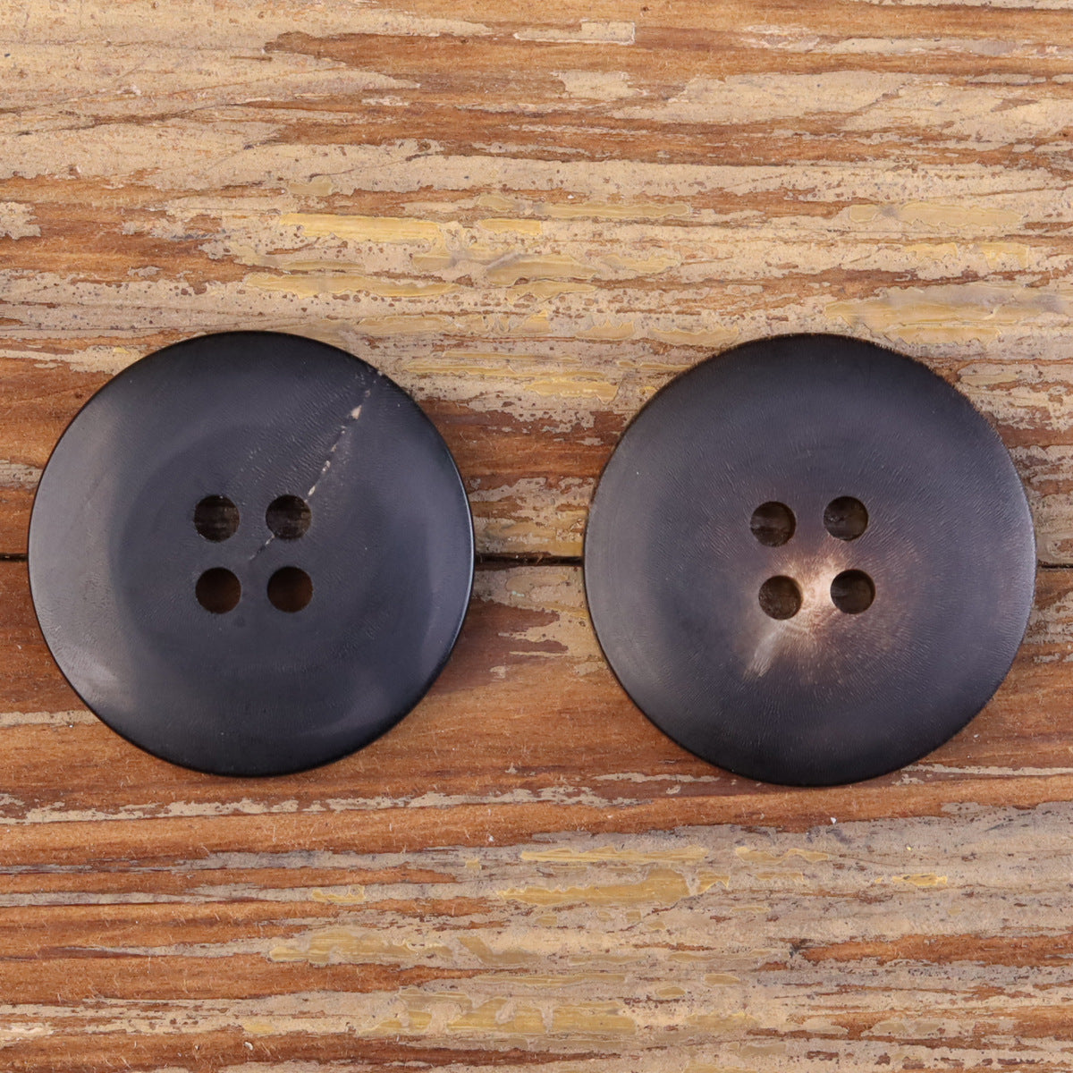 Two matte 15-25mm double-circle buttons with 4 holes, dark horn-look finish