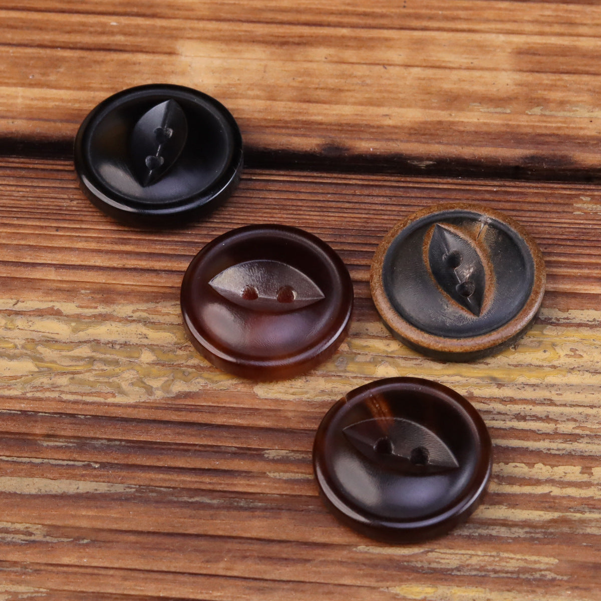 Fish-eye horn-look buttons, 11.5–25mm, shank-style front with dark tones