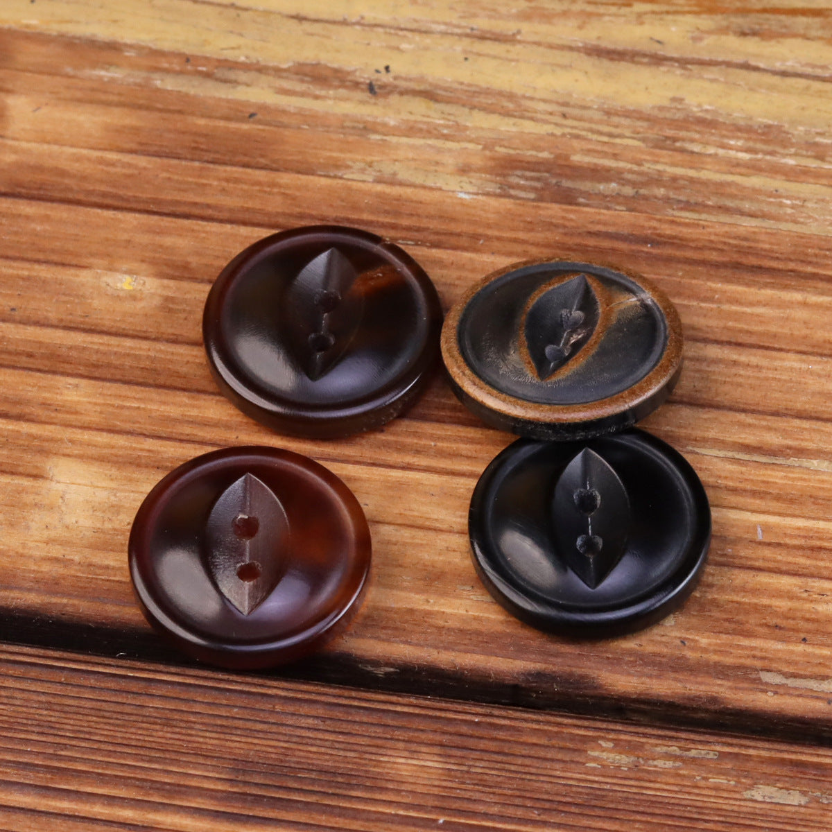 11.5–25mm fish-eye buttons with shank detail and 2/3-hole front, dark coffee