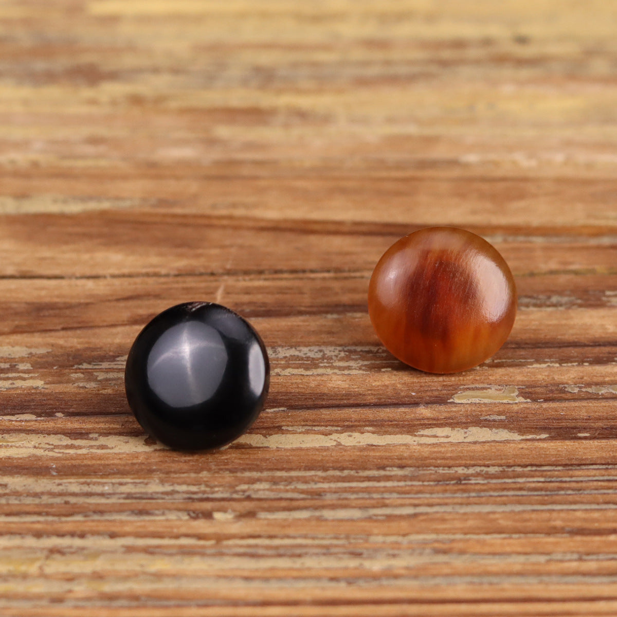 Horn shank button pair: black and coffee domed fronts, 11.5/12.5mm
