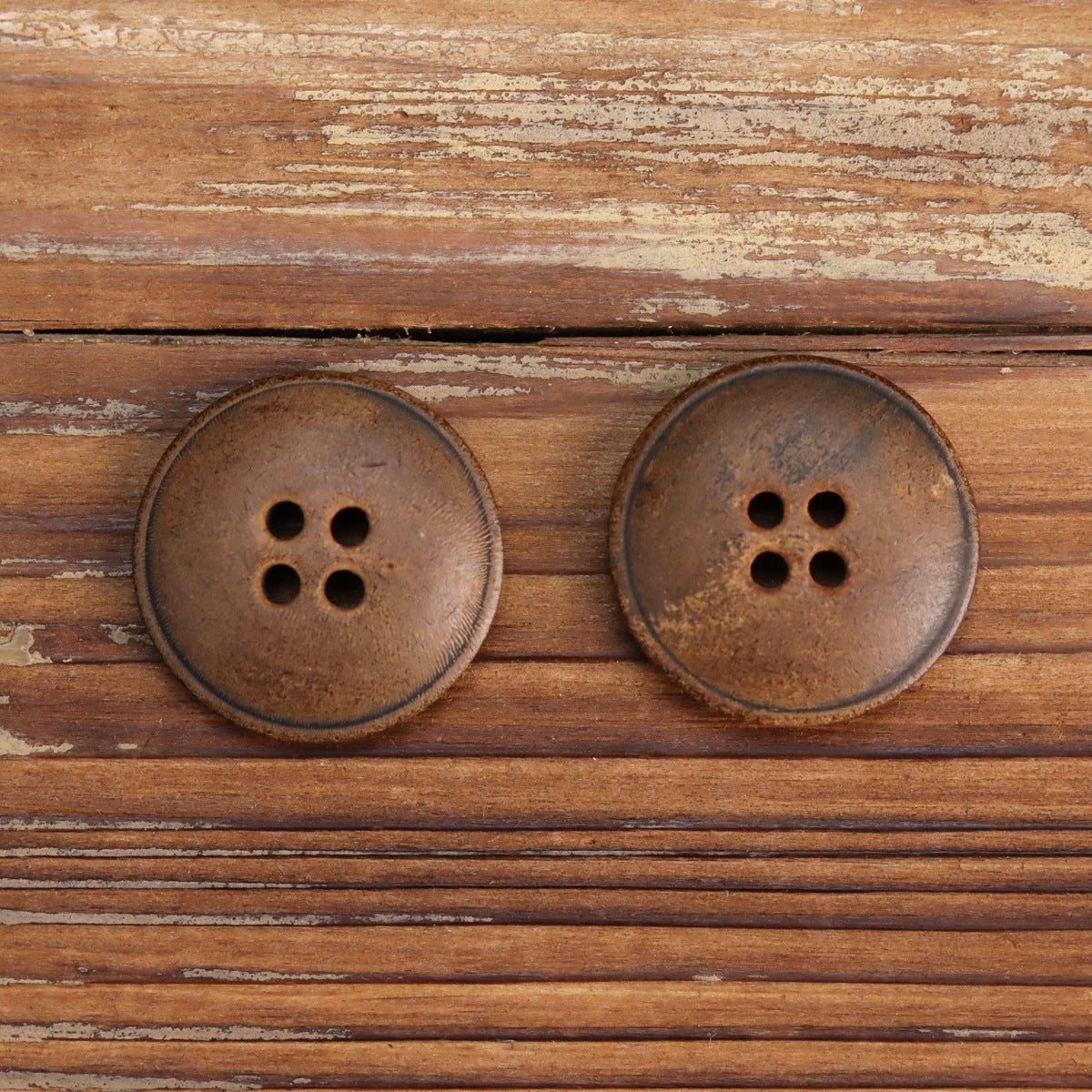 Yellowish-brown horn buttons, round matte finish, four holes (15-pack)