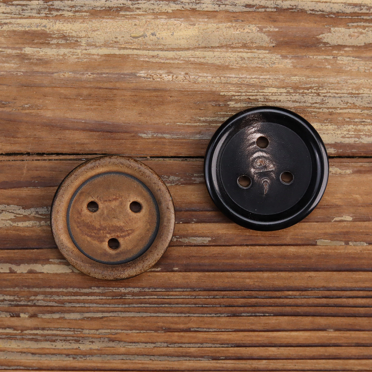 3-hole horn buttons in black and yellowish-brown, 10 pcs