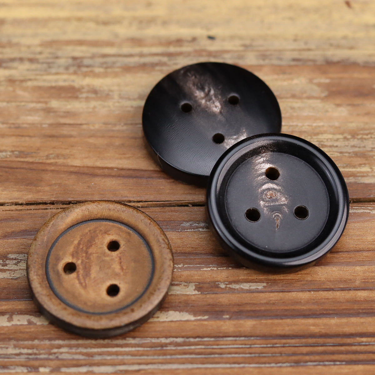 Retro 3-hole horn buttons in yellowish-brown and black, 10 pcs