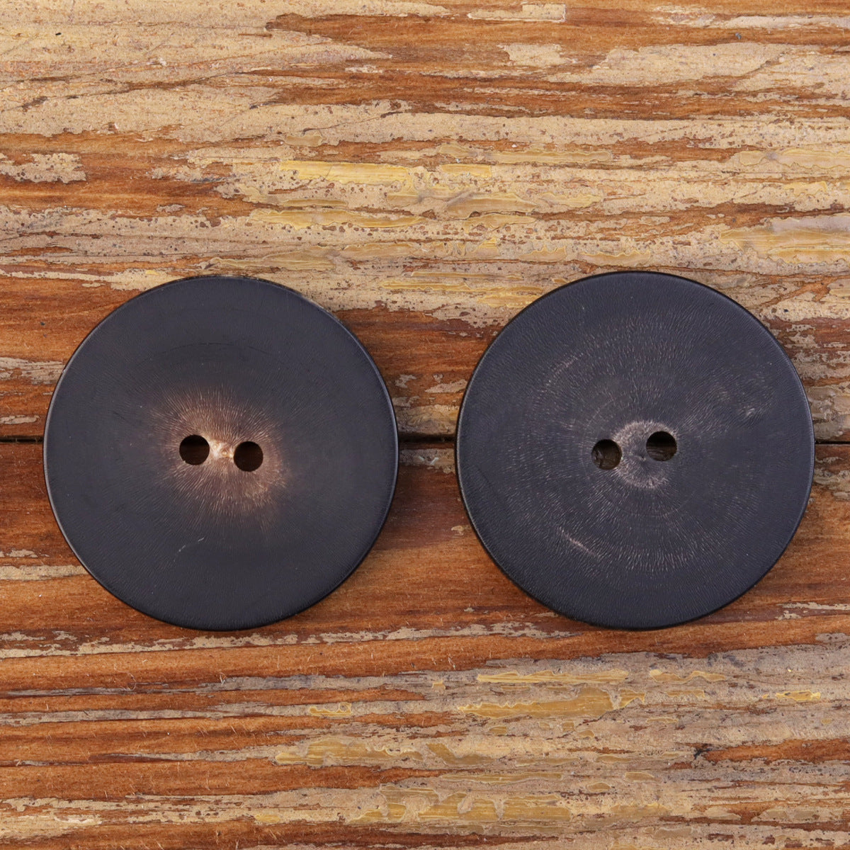 Schwarze Zwei-Loch Hornknöpfe, rund, matte Oberfläche, für Nähte
