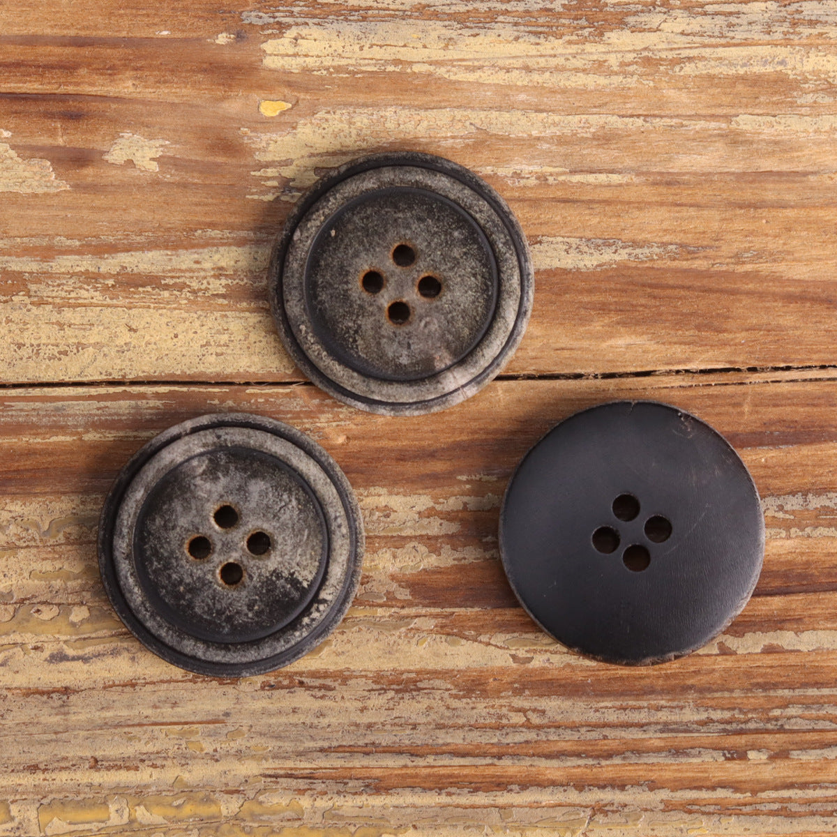 Gray-black natural horn buttons, mixed dark tones with 4-hole round design (4 pcs)