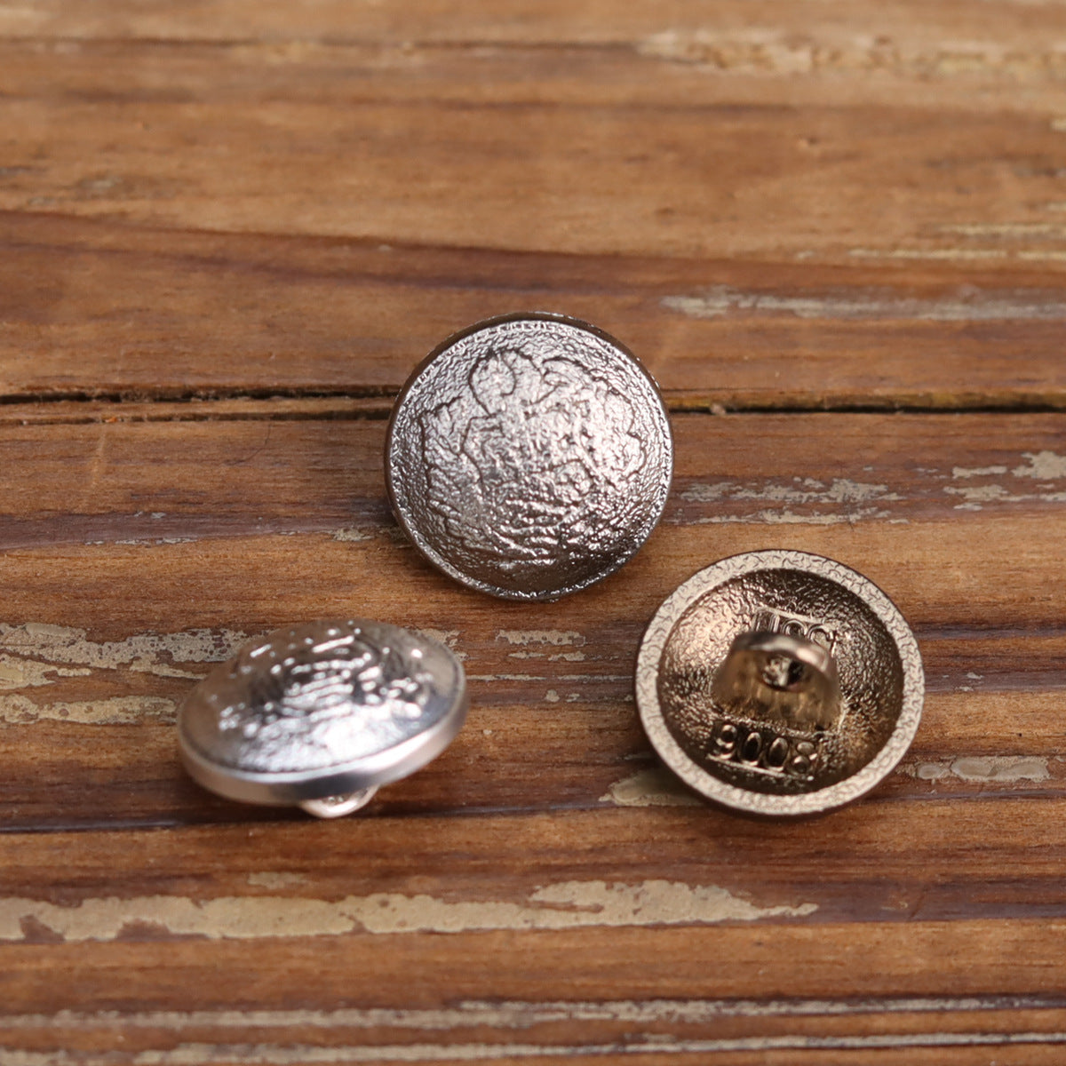 Matt-silberne Vintage-Metallknöpfe, Vorderseite und Rückseite mit Öse erkennbar