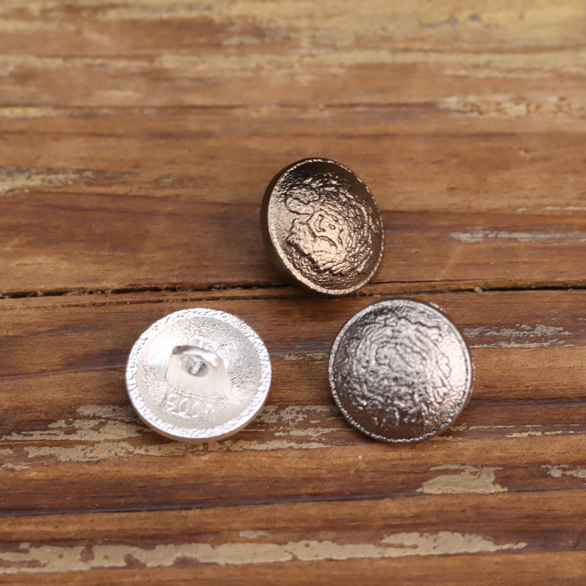 Vintage-Metallknöpfe, mattes Silber-Finish, geprägte runde Vorderseiten