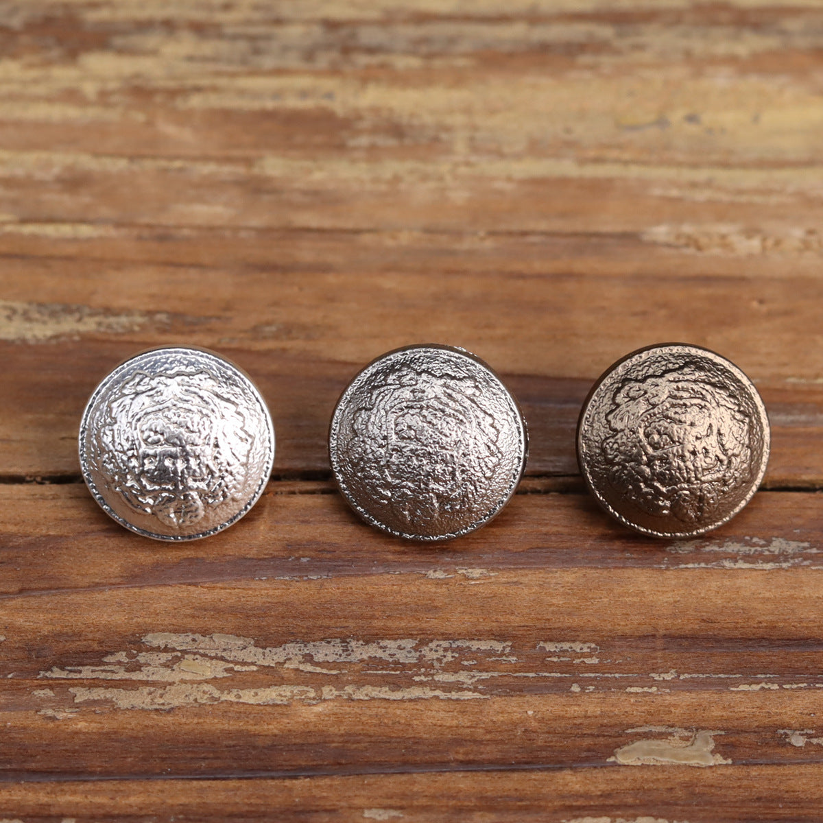 3 Vintage-Metallknöpfe, mattes Silber, feine Prägung, runde Vorderseiten