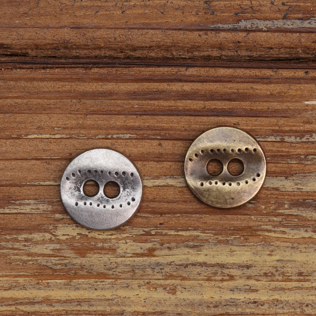 11,5-mm Zwei-Loch Metallknöpfe, unregelmäßige Struktur, silberfarben und bronzefarben