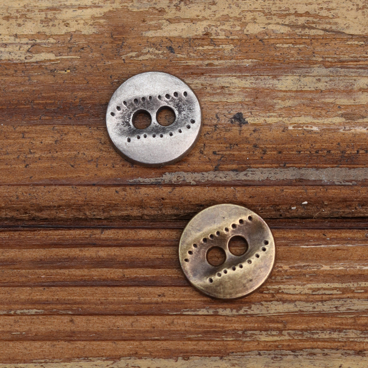 11,5-mm Metallknöpfe mit zwei Löchern, unregelmäßige Textur, silber und bronze