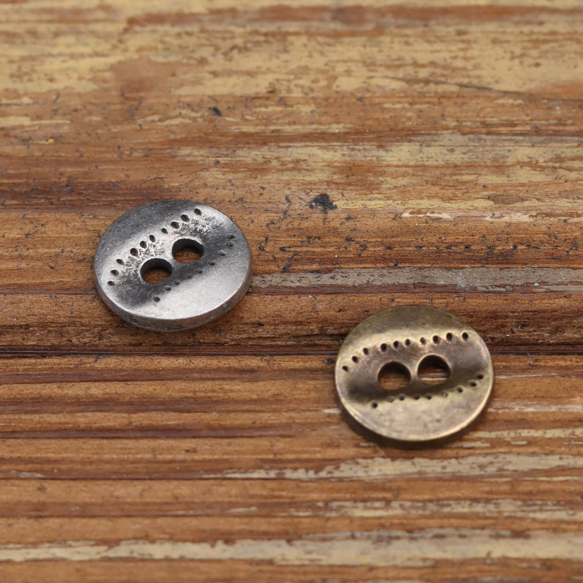 11,5-mm Zwei-Loch Metallknöpfe, geprägte Oberfläche, silber- und bronzefarben