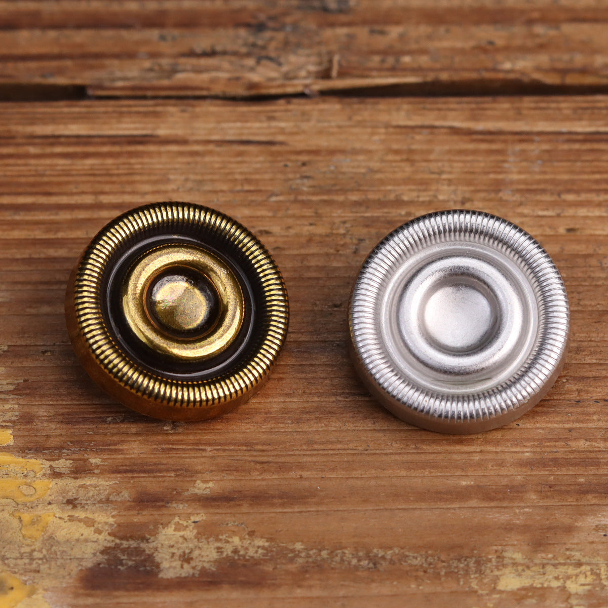 23-mm Metallknöpfe, antikgold und silber, zwei flache Vorderseiten im Paar