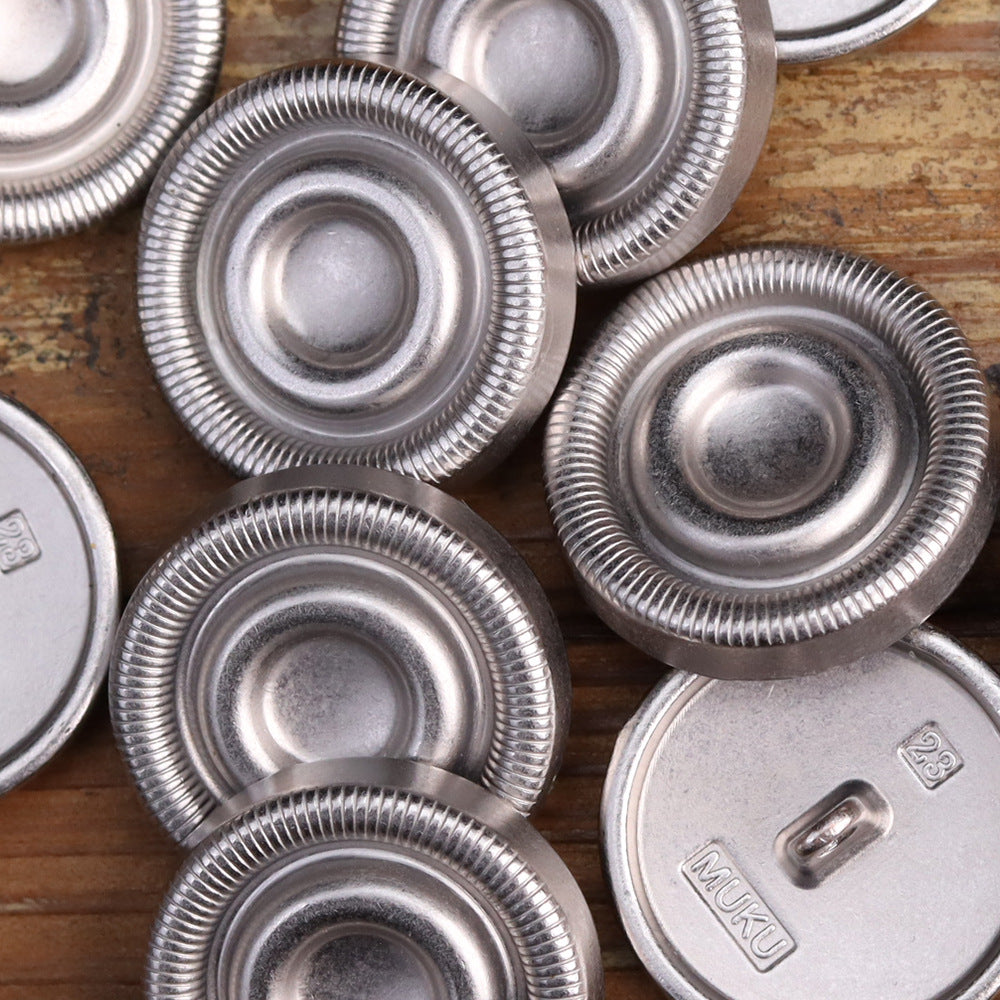 Detailansicht: 23-mm Metallknöpfe in silber, mehrere Vorderseiten mit geriffeltem Rand