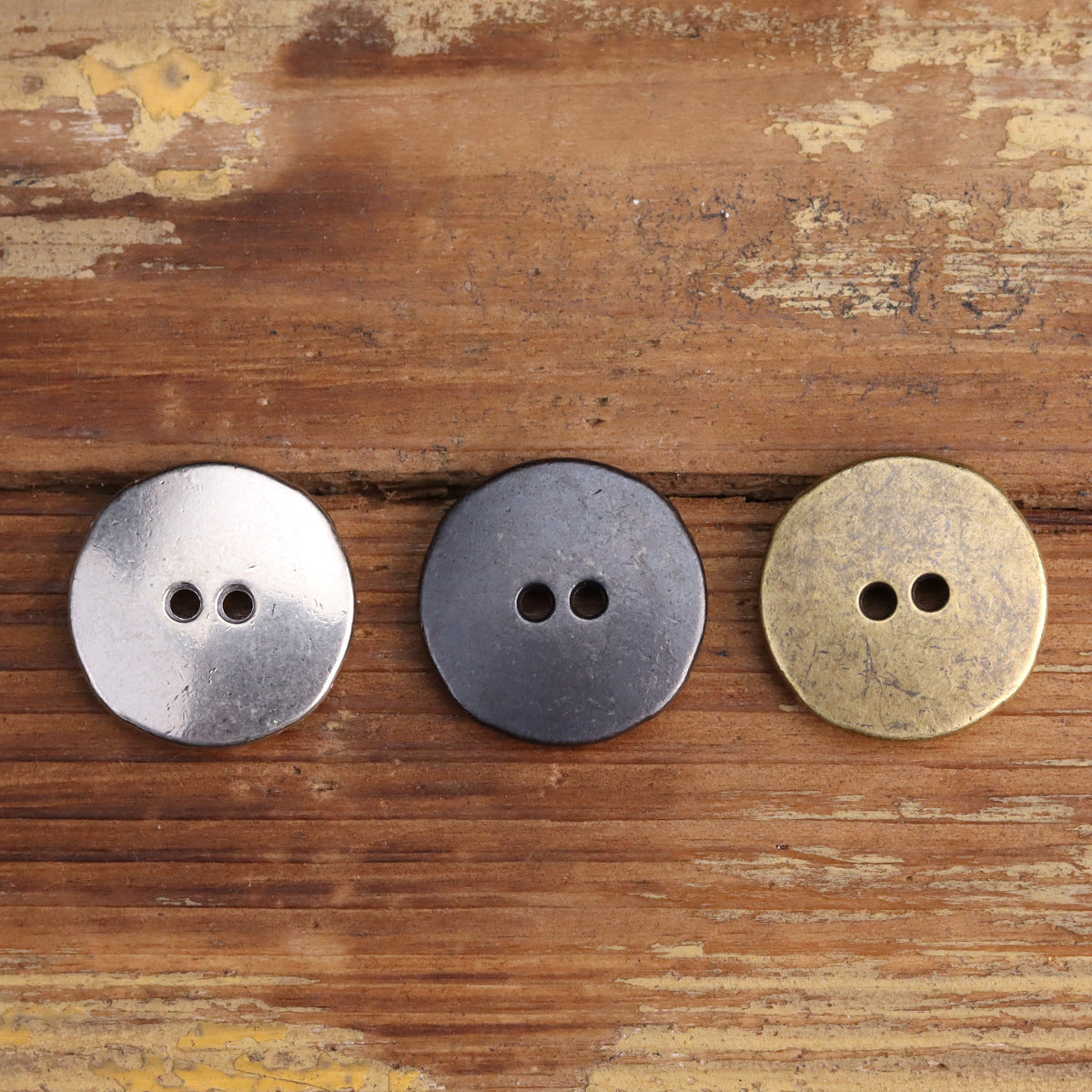 Fish-eye metal buttons in 3 colors: silver, dark and bronze, two-hole front with ridged rim