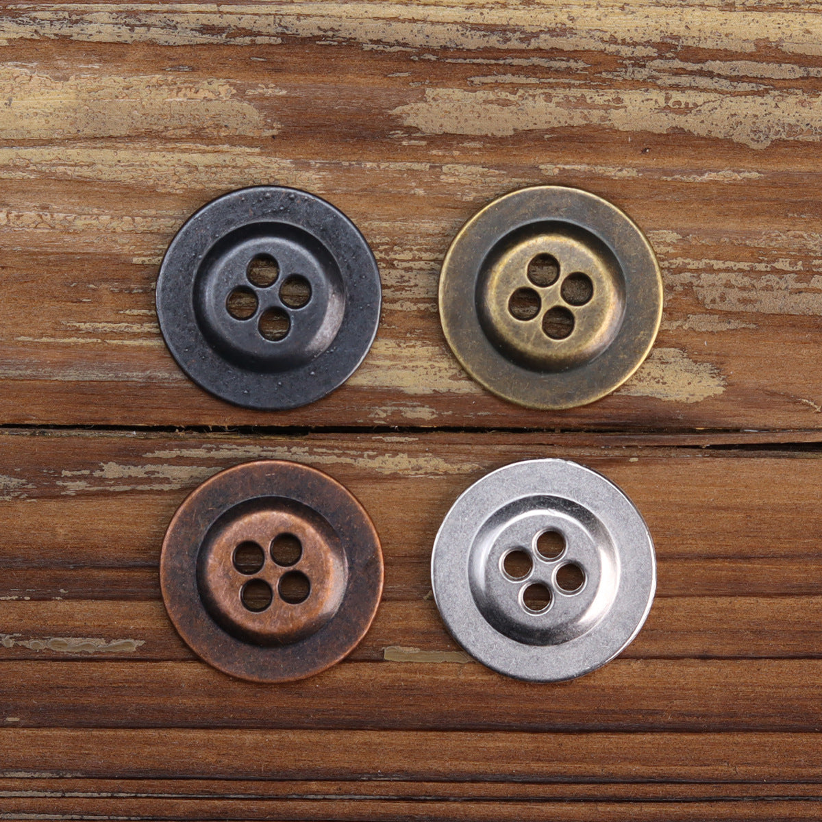 Metallknöpfe mit breitem Rand, 4 Löcher (schwarz, gold, rostbraun, silbern)