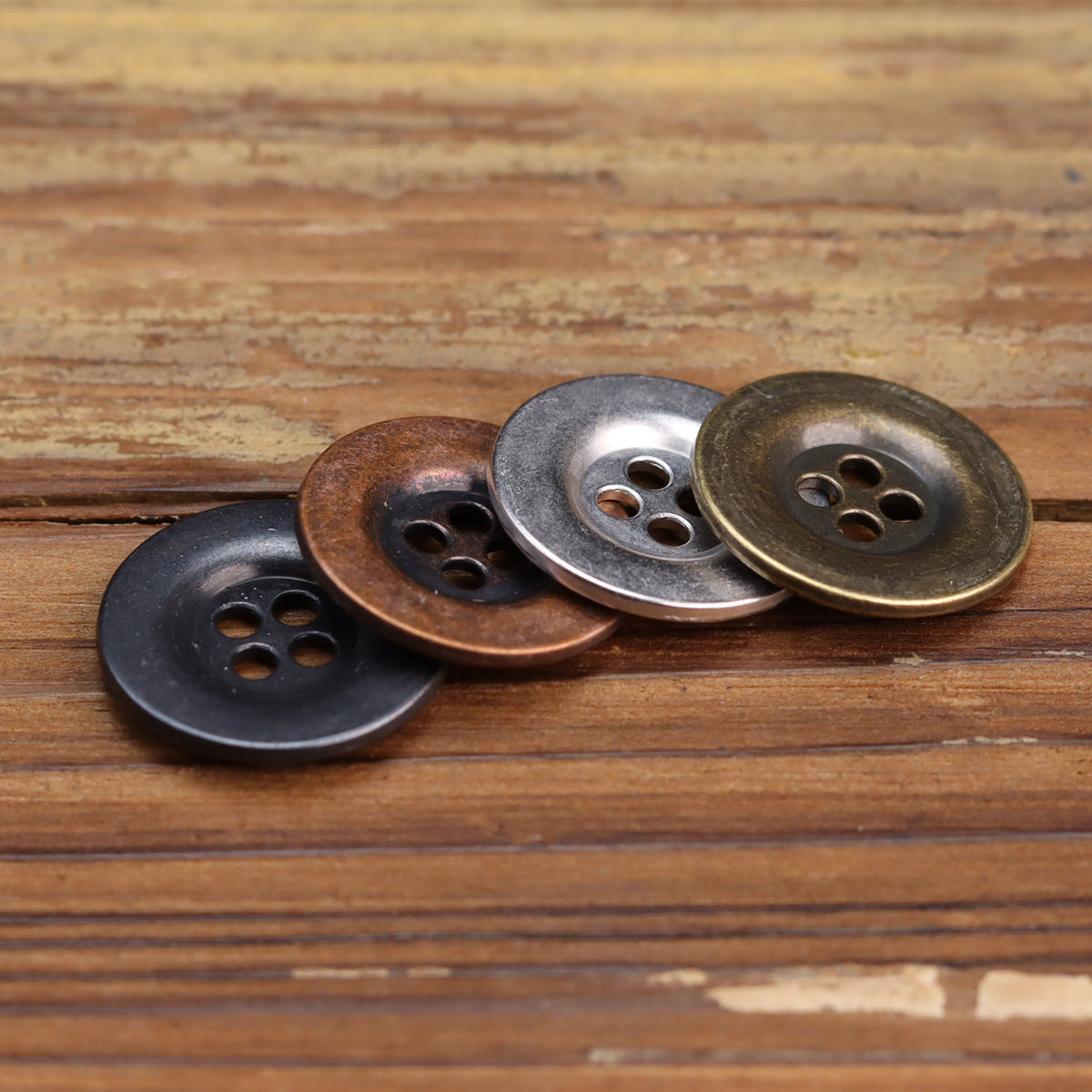 Metallknöpfe mit breitem Rand, 4 Löcher (schwarz, rostbraun, silber, messing)