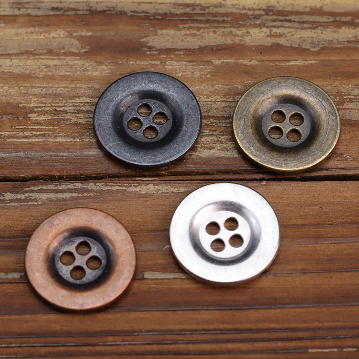 Metallknöpfe, breiter Rand, 4 Löcher (anthrazit, bronzefarben, rostbraun, silber)