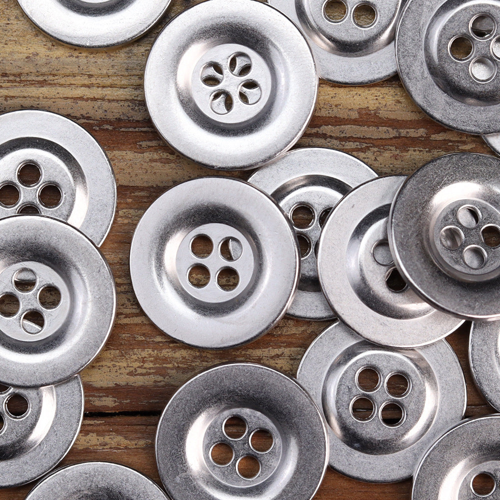 Silberne Metallknöpfe mit breitem Rand, 4 Löcher