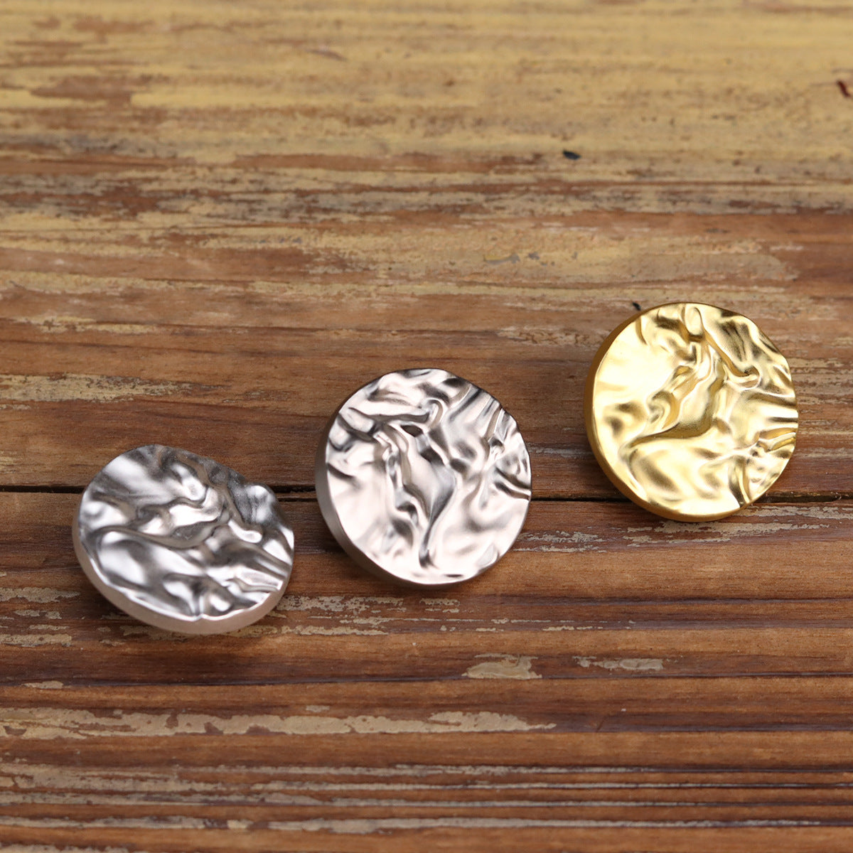 Round metal buttons: silver matte and gold matte wavy swirl