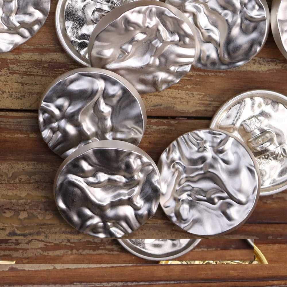Wavy round metal buttons in silver matte, embossed detail with shank