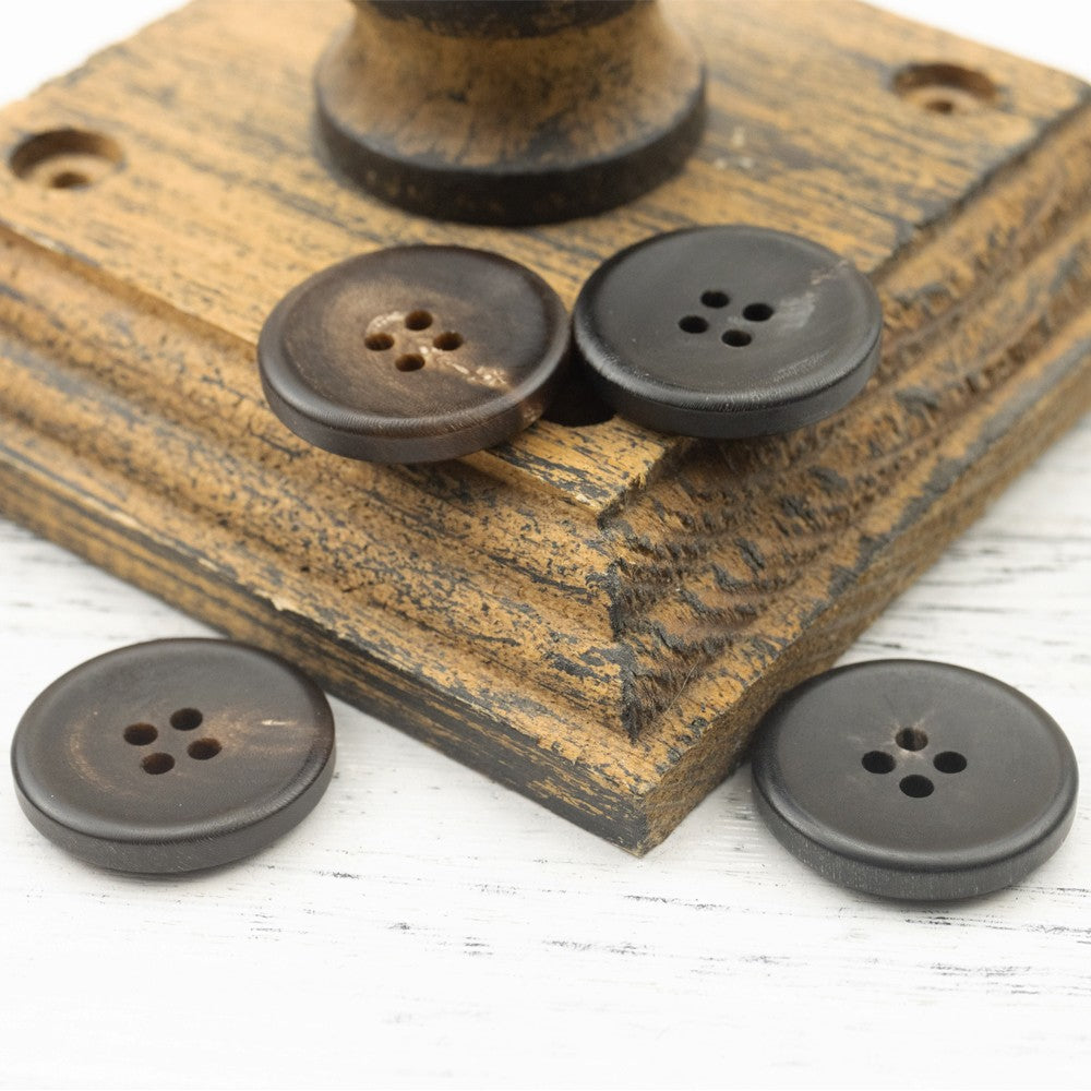 Four-hole horn-style buttons in matte black and coffee, assorted view