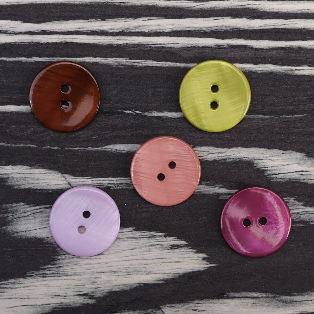 7 runde 2-Loch-Shell-Buttons: Braun, Gelbgrün, Rosa, Helllila, Magenta