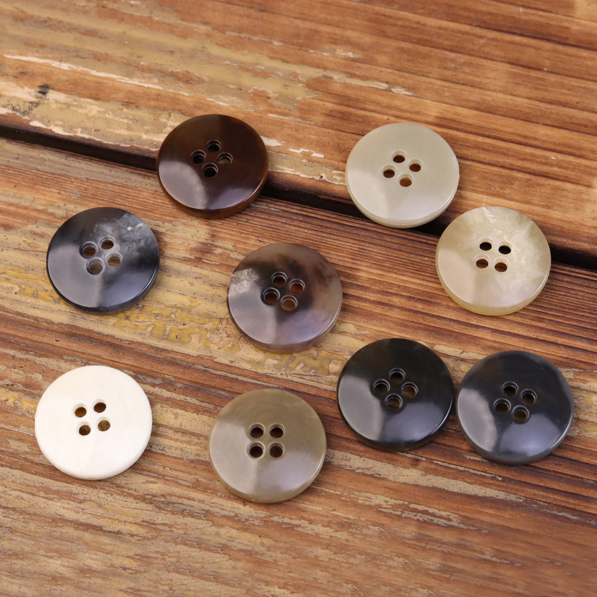 Round 4-hole urea jacket buttons in mixed tones, imitation horn texture finish