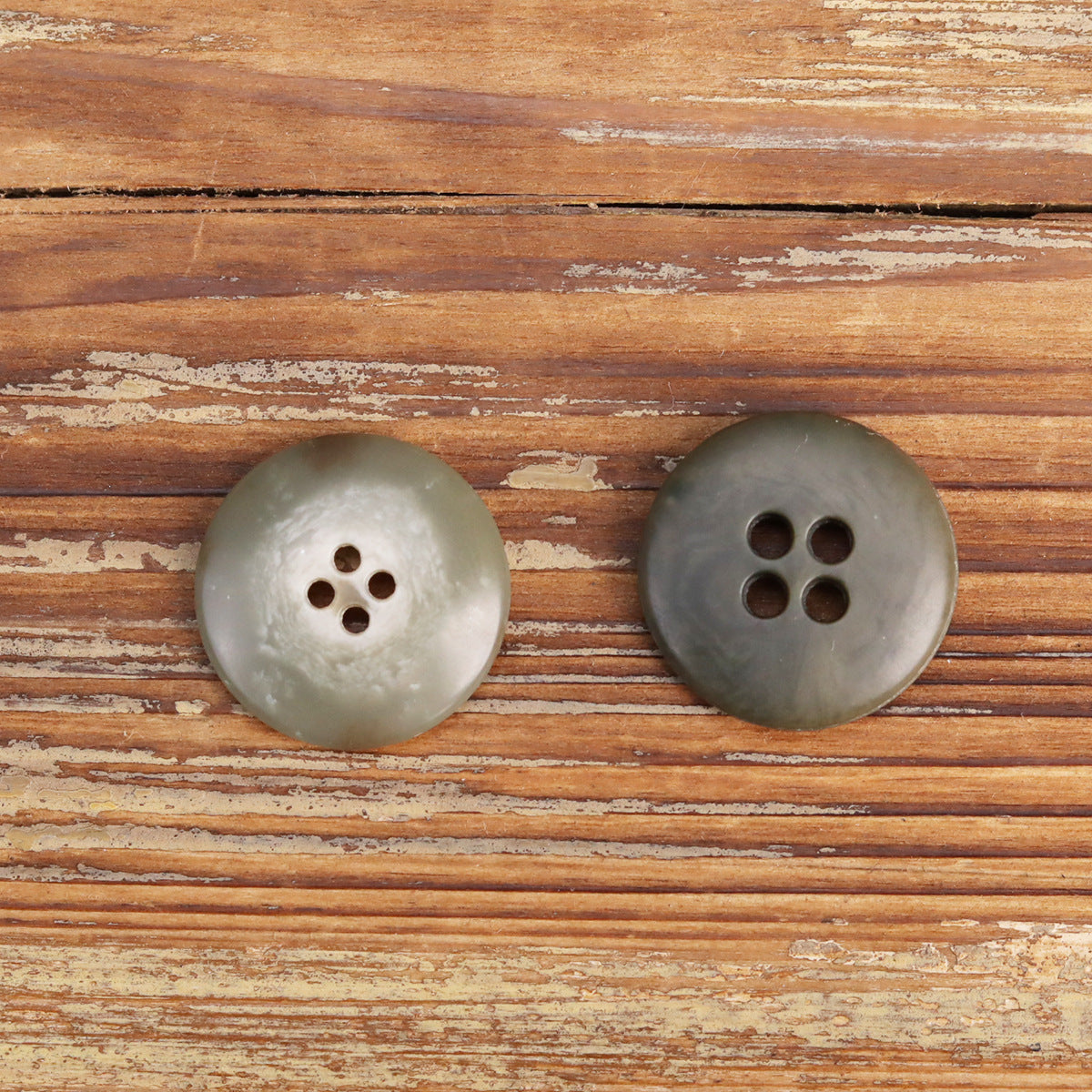 15–25mm four-hole urea buttons: light green and army green, round with four sew holes