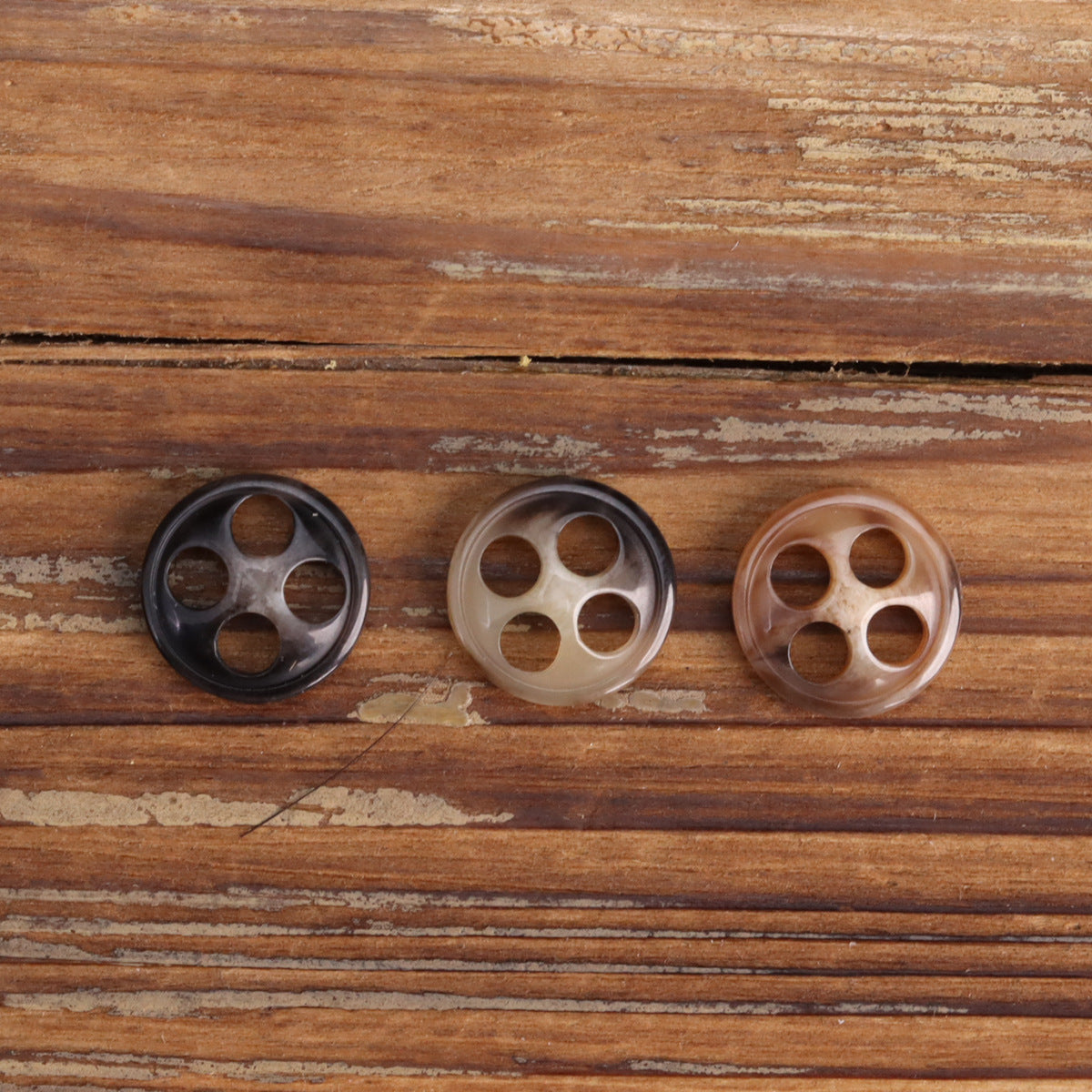 11.5mm large-eyelet urea buttons, 4-hole round buttons in three colors