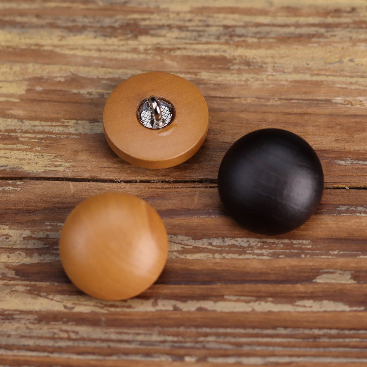Wooden buttons in light tan and dark brown with metal shank