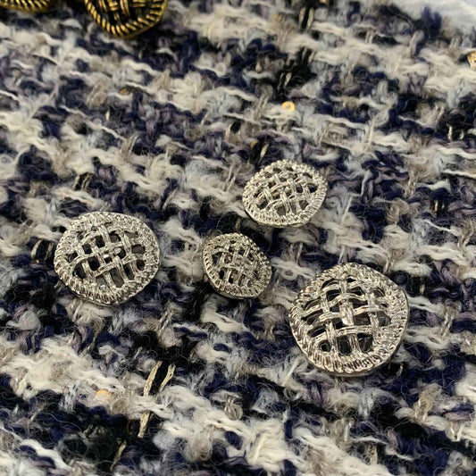 Silber- und goldfarbene runde Zierknöpfe mit hohlem Mesh-Muster und Metallstiel