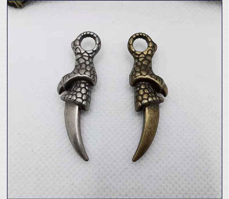 Gothic Krallen-Anhänger, zwei Stück nebeneinander: silber und bronze