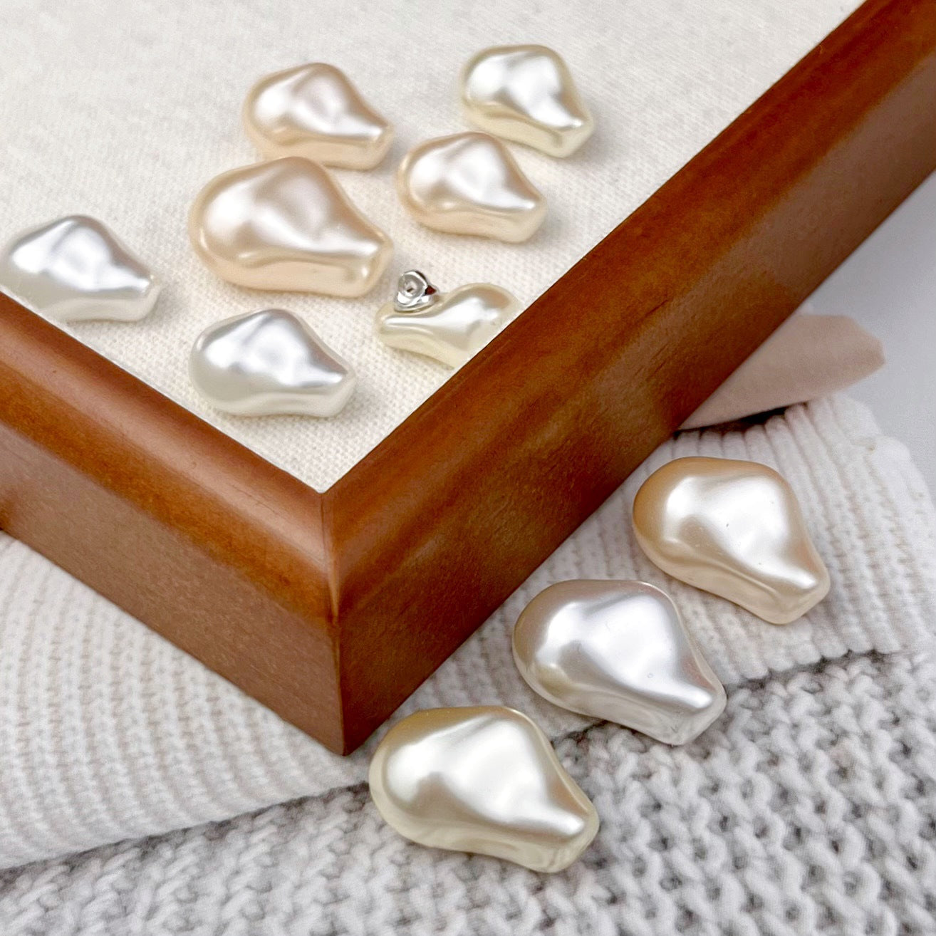 Set of high-gloss peanut pearl cheongsam buttons in white tones, with shank backs