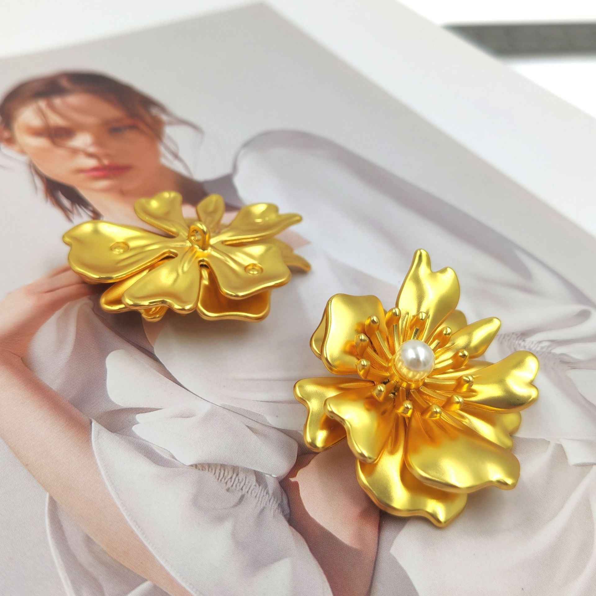 Camellia pearl button, gold metallic petals with pearl center, 44mm