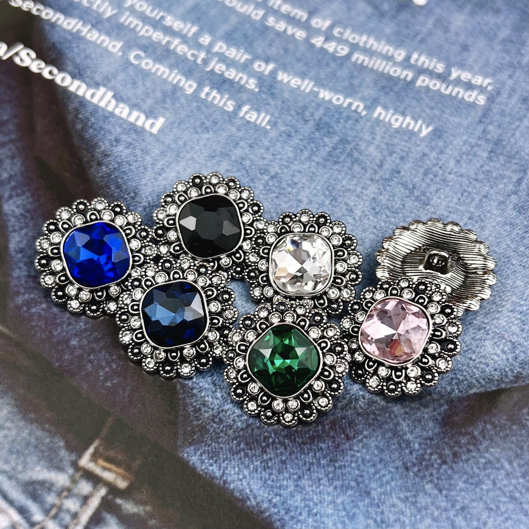 Blumenrand-Zierknöpfe mit Strass: schwarz, blau, weiß, grün, rosé